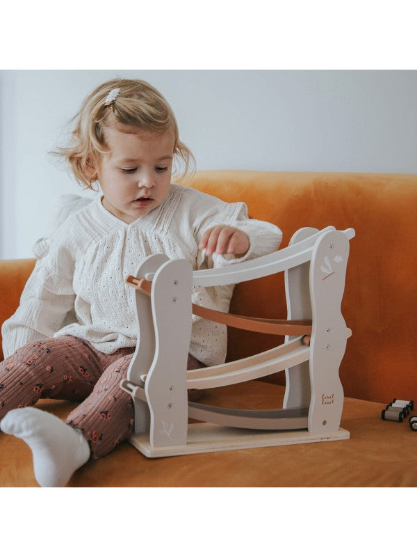 Houten autoglijbaan (verkrijgbaar in roze, beige en olijfgroen) | Label Label