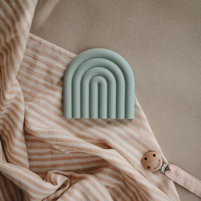 Mushie bijtring regenboog - blauwgroen