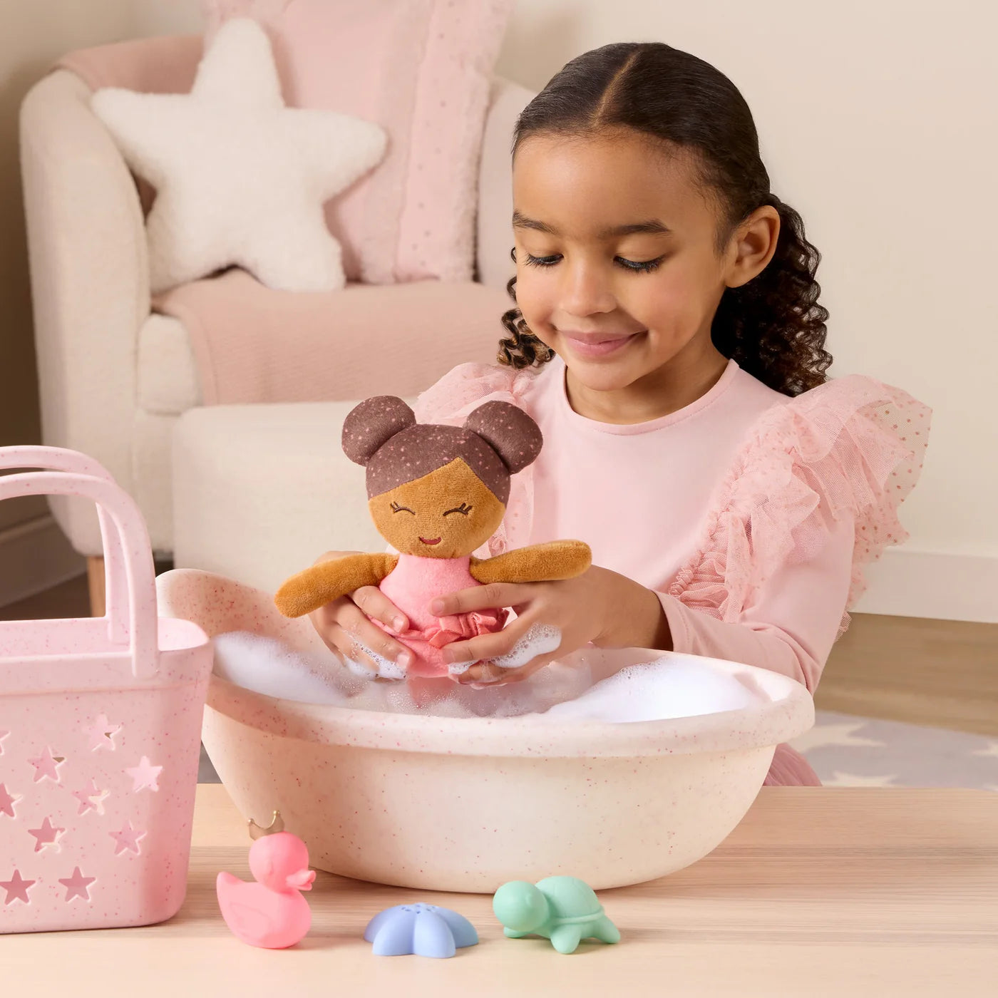 Lullababy Badpop meisje met roze mandje en accessoires - donker haar (PRE-ORDER EIND JUNI)